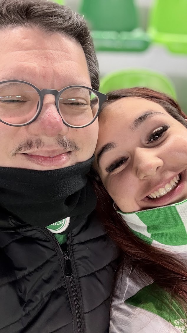 Igor e Ketheleen juntos no estádio