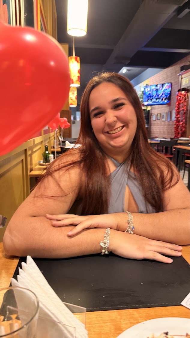Ketheleen sorrindo em um encontro especial