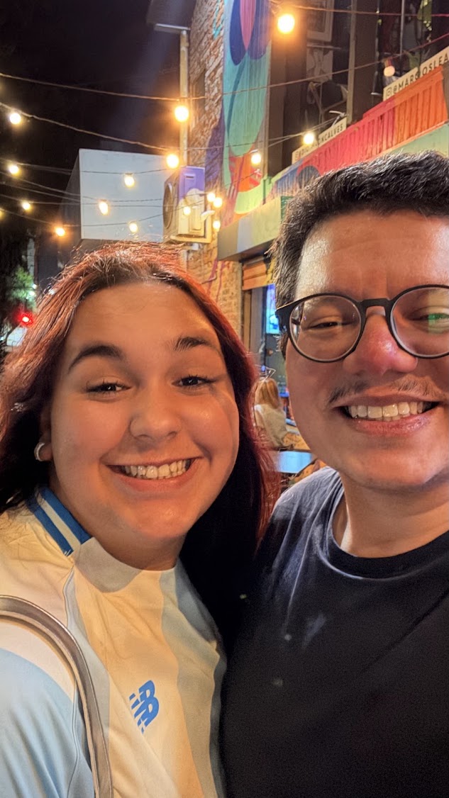 Igor e Ketheleen sorrindo juntos à noite