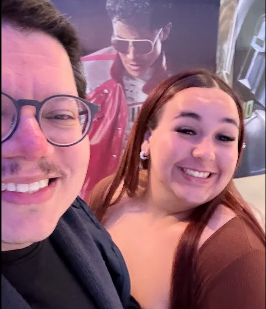 Duas pessoas sorrindo juntas